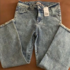 Stretchy jean with scruffy bottoms